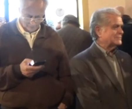 A la espera del paso de la Cofradía de los Estudiantes | 2019