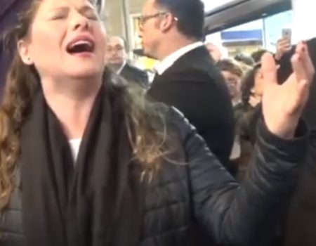 Montse Pérez a a María Stma. de los Desamparados saeta por carceleras | 2019