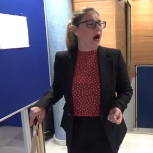 Montse a la espera del paso de la Cofradía de Pasión calentando la voz