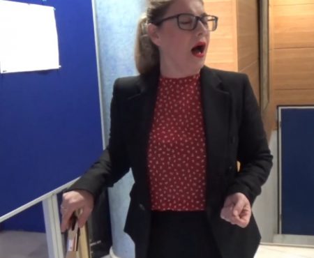 Montse a la espera del paso de la Cofradía de Pasión calentando la voz